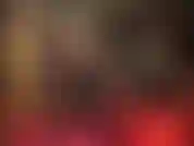 A senhora me provoca com uma meia-calça preta transparente com duas costuras sensuais na bunda. Gostosa!