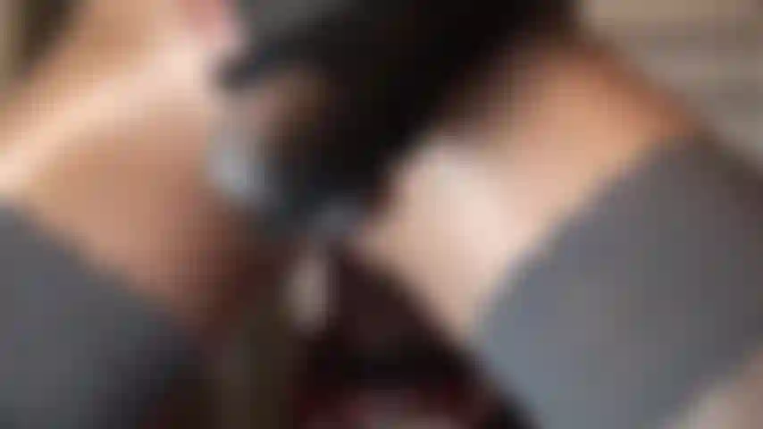 Faço pegging e dominação com strapon, usando meia-calça super brilhante e meias de renda cinza, com peptoes brilhantes para foder.