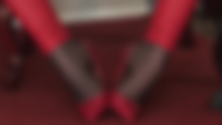 Admiro os arcos incríveis da amante vivian com seus sapatos de couro vermelho e meias de náilon pretas.