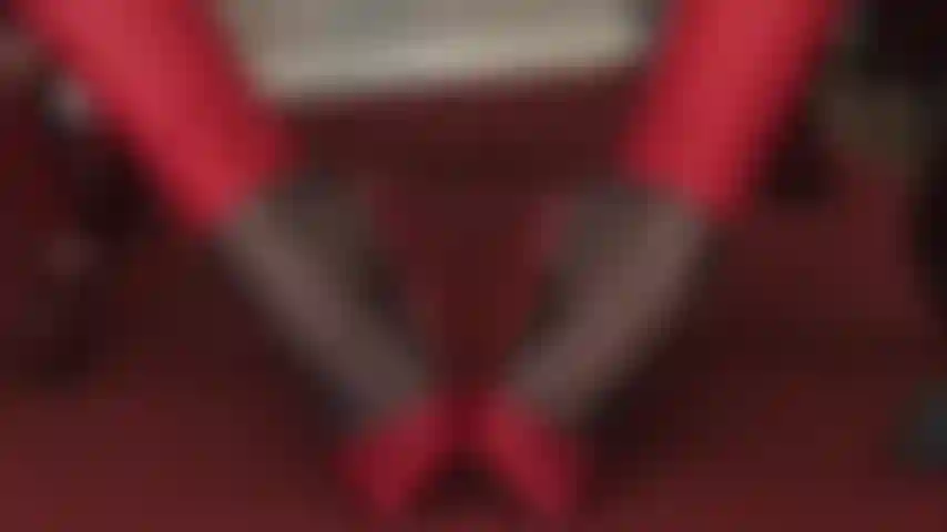 Admiro os arcos incríveis da amante vivian com seus sapatos de couro vermelho e meias de náilon pretas.