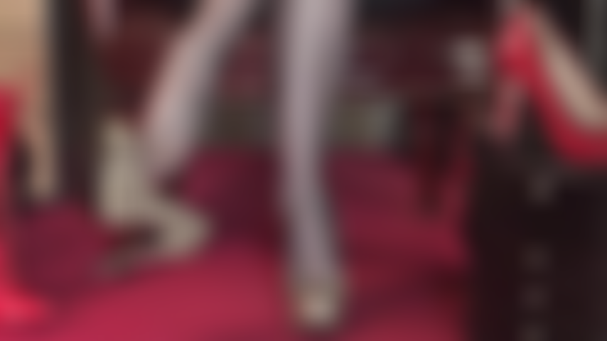 Observe a rainha balançando em meia-calça preta super transparente e sapatos plataforma com estampa de oncinha.