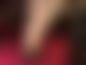 Pés descalços em sapatos pretos brilhantes - dedos sensuais, arcos altos, unhas pintadas de vermelho (uma visão rara) e solas macias e úmidas.