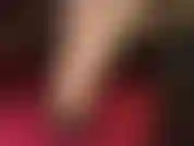 Pés descalços em sapatos pretos brilhantes - dedos sensuais, arcos altos, unhas pintadas de vermelho (uma visão rara) e solas macias e úmidas.