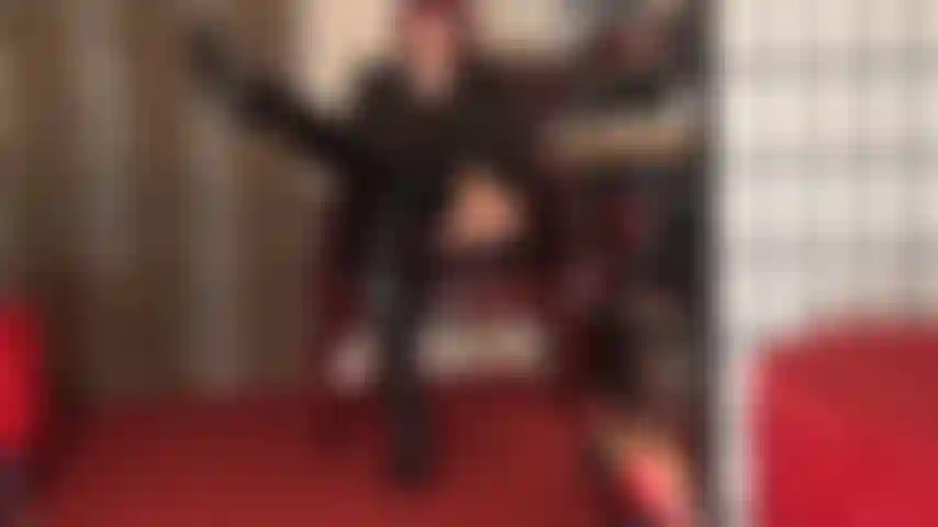 Botas brilhantes e fetichistas acima do joelho - a amante vivian está vestida em couro com botas de salto agulha brilhantes e incríveis na altura da coxa que você tem muita sorte de adorar.