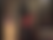 Mais camadas de látex - macacão, luvas, capuz, saia e jaqueta preta justa. A roupa fetichista perfeita para adorar.