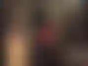 Mais camadas de látex - macacão, luvas, capuz, saia e jaqueta preta justa. A roupa fetichista perfeita para adorar.