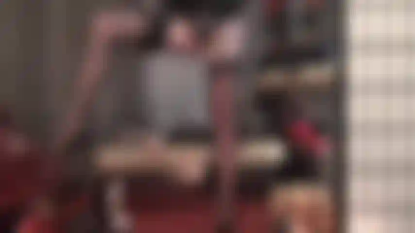 A buceta domina seu mundo - uma visão incrivelmente sedutora de meias de náilon pretas vintage em uma cinta-liga de 12 tiras e a virilha de náilon divina da amante em seu rosto.