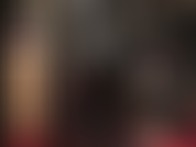 Adoro a bunda da amante vivian em seu macacão preto de látex colante enquanto suas luvas de látex molhadas e escorregadias provocam cada gota de esperma do seu pau latejante.