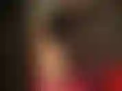 A senhora provoca com seus saltos altos perfumados e pernas de meia-calça brilhantes, usando uma máscara de náilon transparente preta.