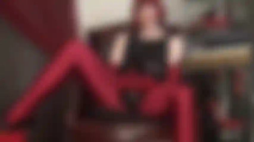 A senhora é sua alimentadora de porra - ela precisa da sua boca de vagabunda em todo o seu pau grande. Abro bem e chupo com gosto!
