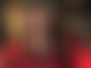 Uso mini saia de couro preta e meia-calça com salto agulha.