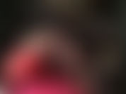 A senhora exibe suas pernas longas e sensuais em meia-calça preta transparente e saltos altos.