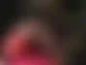 A senhora exibe suas pernas longas e sensuais em meia-calça preta transparente e saltos altos.