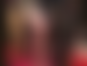 Observe a amante trocar de roupa por uma meia-calça preta transparente e leggings pretas justas, provocando com seus dedos sensuais balançando e solas de náilon macias em close.