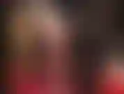 Observe a amante trocar de roupa por uma meia-calça preta transparente e leggings pretas justas, provocando com seus dedos sensuais balançando e solas de náilon macias em close.