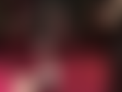 Vista de perto de brincadeiras com sapatos e fetiche por pés em meia-calça preta transparente, leggings de lycra e sapatos de salto de aço preto.