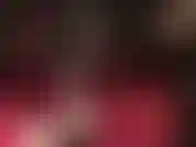 Vista de perto de brincadeiras com sapatos e fetiche por pés em meia-calça preta transparente, leggings de lycra e sapatos de salto de aço preto.