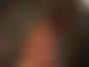 Casacos e jaquetas de couro, fetiche por golas levantadas. A senhora exibe alguns de sua coleção de casacos de couro e levanta as golas.