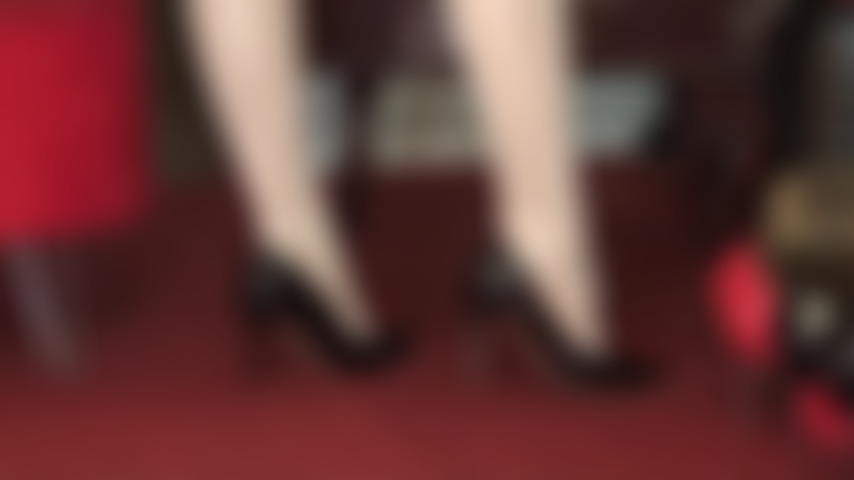 Meias brancas brilhantes, fetiche por pés, adoração e mergulho em saltos altos, brincadeira com sapatos - a amante vivian me tenta com seus lindos pés de náilon em sapatos pretos brilhantes.