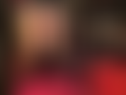 A senhora revela o que está por baixo desta saia longa e sexy de couro preto enquanto ela a levanta lentamente, provocando-a com uma meia-calça nude macia e sedosa e botas de couro.