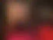 A senhora revela o que está por baixo desta saia longa e sexy de couro preto enquanto ela a levanta lentamente, provocando-a com uma meia-calça nude macia e sedosa e botas de couro.