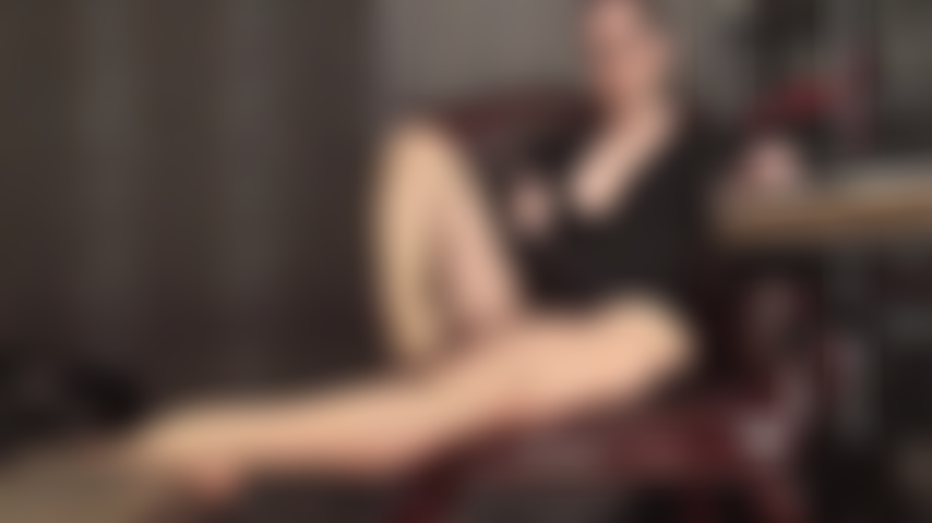 Sedução sensual com meia-calça e cabelo de amante puxado para trás.