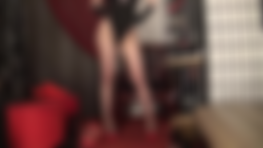 Findom, tatuagem, adoração ao corpo - admire as curvas imaculadas da sua deusa em meia-calça marrom transparente e body preto - o decote da parte de cima, a meia-calça tão transparente, a calcinha tão apertada. Essas vistas são tão íntimas que você vai ter que pagar uma fortuna.