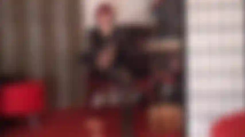 Me entregando ao seu fetiche por pés com as pernas para cima em meias-calças pretas brilhantes com acabamento em óleo.