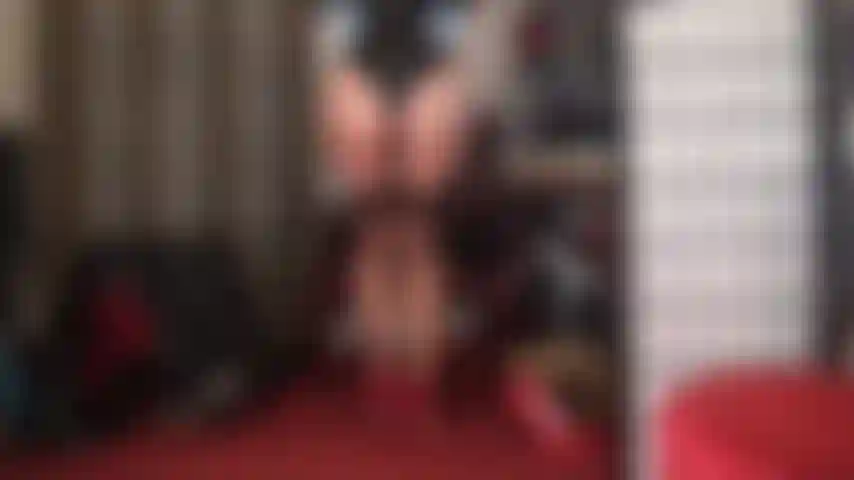 Amante de nylon, adoradora de bundas - como se meia-calça bege e meias marrons em camadas não fossem atraentes o suficiente... E a senhora finaliza adicionando uma camada extra de meia-calça preta.