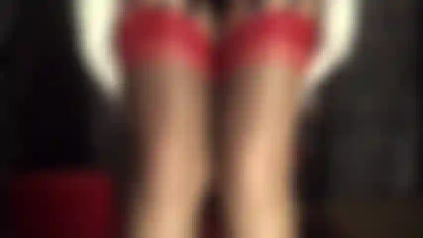 Meias vintage deixam o chupador de pau fraco - a amante vivian vestida com cetim branco e meias totalmente modernas e cinta-liga de 12 tiras mostra a você como ela gosta de usar sua garganta de vadia.