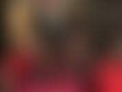 Tenho pés curtos e uma cinta-liga preta enorme.