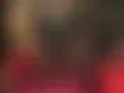 Tenho pés curtos e uma cinta-liga preta enorme.