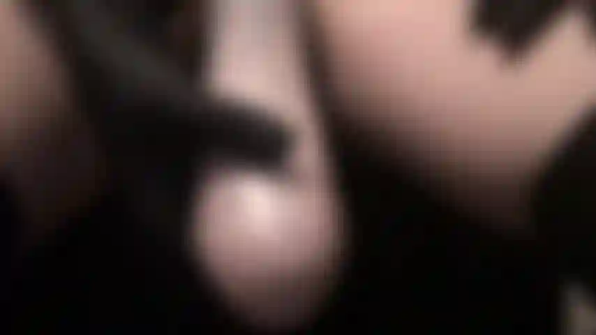 Dominadora de couro com cinta-liga grossa e chicote de montaria. Você vai sentir esse pau grosso e carnudo enfiado fundo no seu cuzinho de vagabunda, curvado, chicoteado pelo chicote da sua dona.