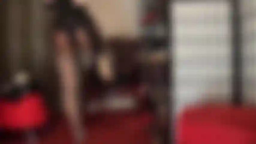 Meias-calças com costura e ligas simplesmente irresistíveis em meia-calça marrom escura brilhante - as maravilhosas pernas de náilon da senhora, os saltos agulha e as calcinhas de renda te deixam com tanto tesão.