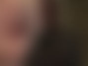 A senhora desliza meias pretas de seda sobre as mãos para te provocar, esfregando-as por todo o seu cu. Vamos ver quantos dedos eu consigo enfiar...