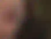 A senhora desliza meias pretas de seda sobre as mãos para te provocar, esfregando-as por todo o seu cu. Vamos ver quantos dedos eu consigo enfiar...