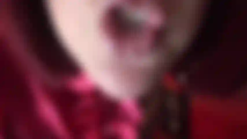 Um beijo de domina do tipo extremamente molhado - a amante te alimenta com cuspe da boca dela e um salto brilhante.