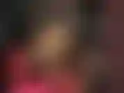 Sapatos de couro pendurados e lindas pernas revestidas de náilon. Brinco com sapatos, salto alto, fetiche por pés.