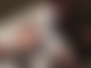 Fetiche por cetim brilhante e indulgência em meias - a amante se veste com calcinhas maravilhosas de cetim brilhante, camadas de náilon sensuais e luvas de cetim que vão provocar até a última gota de esperma do seu pau.