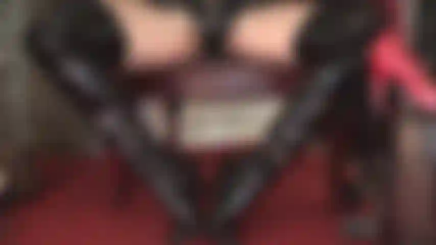 Sedução de pvc - botas altas e brilhantes, luvas e calcinhas para deixar o amante de pvc completamente louco.