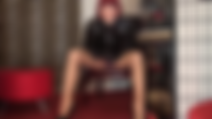 Vista sua calcinha de maricas enquanto adora o grande pau preto da minha amante. Sinta suas bolas nesta calcinha, elas permanecerão cheias porque o único pau que está sentindo prazer hoje é o meu. Enchendo outra mulher com seu esperma, este é para sua boca.