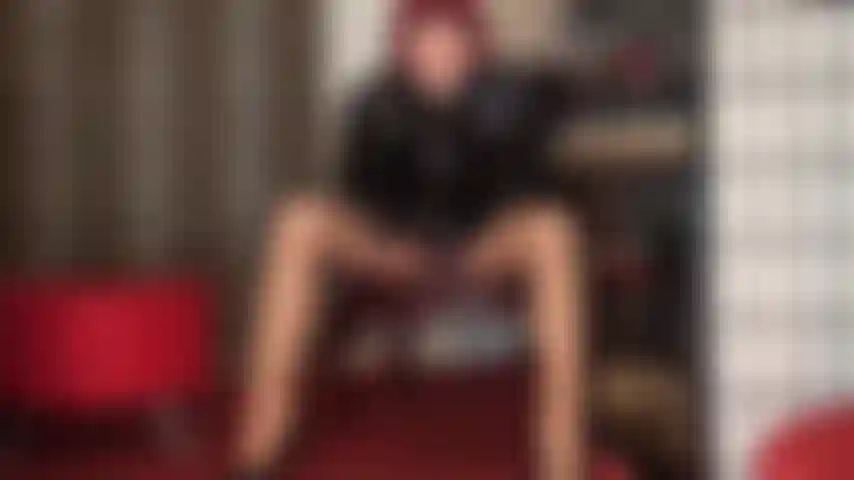 Vista sua calcinha de maricas enquanto adora o grande pau preto da minha amante. Sinta suas bolas nesta calcinha, elas permanecerão cheias porque o único pau que está sentindo prazer hoje é o meu. Enchendo outra mulher com seu esperma, este é para sua boca.