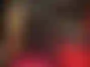 Uma deusa fetichista de vinil brilhante - uma amante em uma roupa preta completa de pvc brilhante, exibindo sua bunda e pernas fantásticas com esses jeans justos e botas.