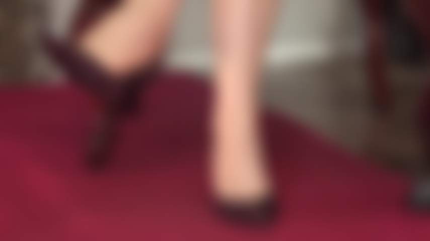 A senhora vivian deixa cair o salto - balançando, brincadeira com sapatos, fetiche por pés, dedos brilhantes de meia-calça.