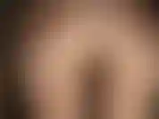 Fazendo facesitting com camadas de meia-calça brilhante.