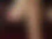 Adoro pés em meias de náilon bege e nus com óleo - a amante rasga sua meia-calça para que você veja seus pés descalços pintados de vermelho neste clipe raro.