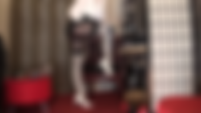 Meias brancas brilhantes e ligas sobre meias de spandex marrom metálico - que roupa incrivelmente linda de se adorar... Saltos brancos, blusa e luvas de couro pretas explorando lentamente as curvas maravilhosas da minha senhora.