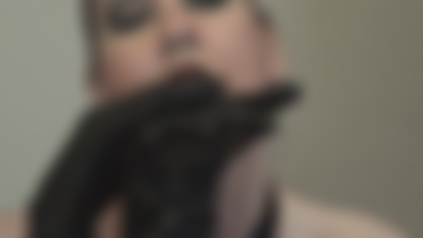 Intenções cruéis em couro preto - a amante usa luvas de couro preto e tem intenções cruéis.