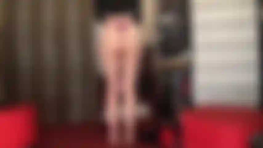 De pernas e bunda nuas a meias arrastão - você se diverte vendo a amante vivian trocar de meia-calça ou meia-calça. Meias arrastão com costura combinam com botas curtas e calcinhas de biquíni de cetim preto. Gostosa!