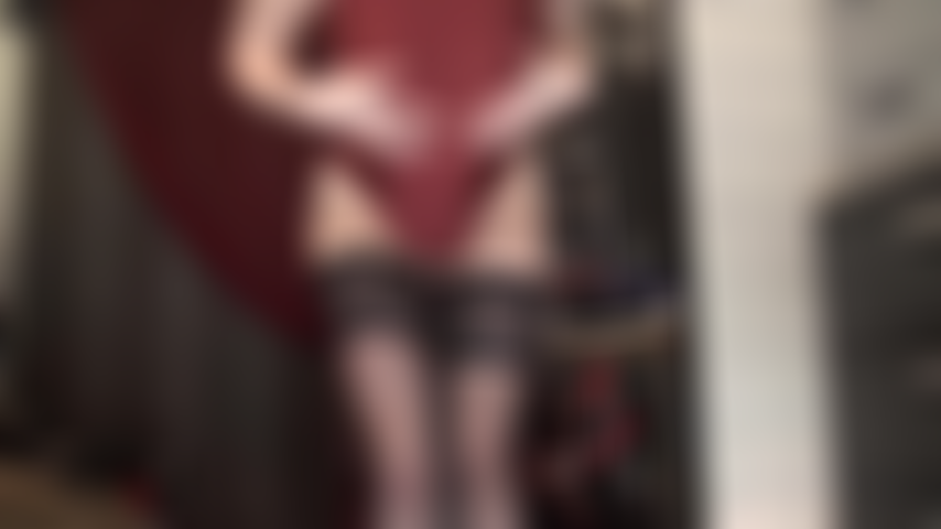 Usando um body de lycra bordô e meias pretas. As curvas dessa roupa são quase inacreditáveis.